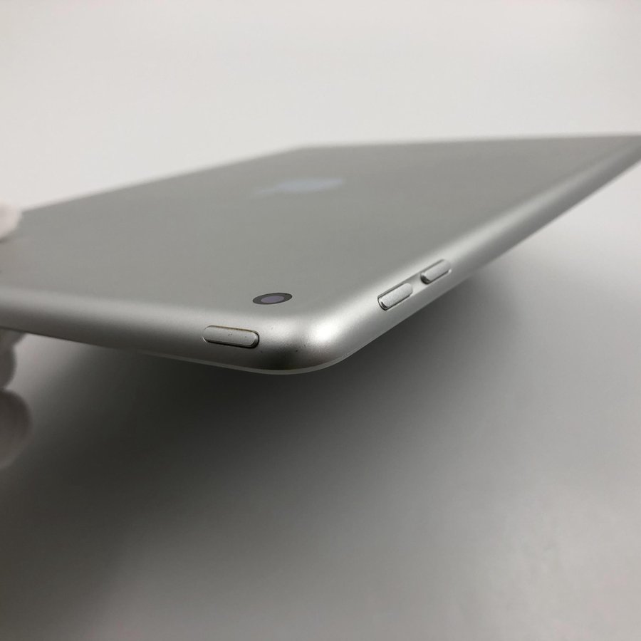 苹果【ipad 2018款 9.7英寸】wifi版 银色 128g 国行 8成新 真机实拍