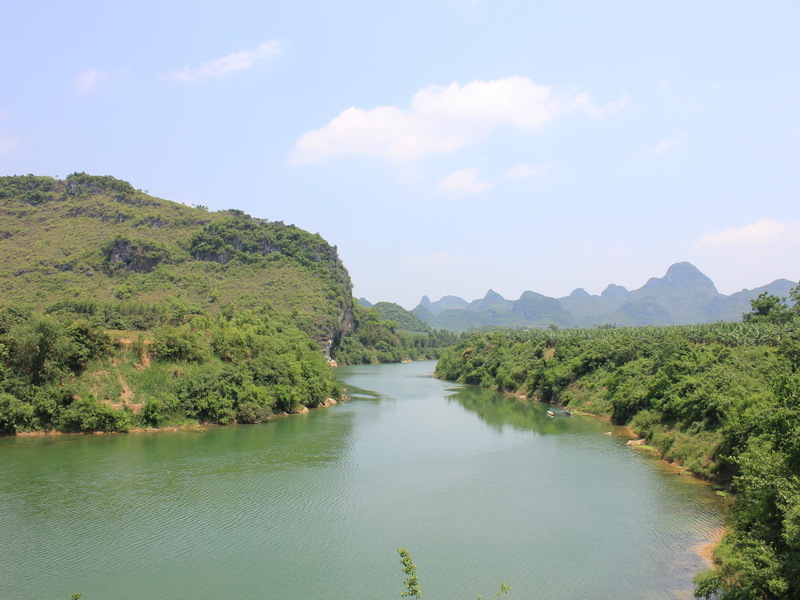 从武鸣县锣圩乡岜勋村南面流入本县丁当乡华岳村境,流经丁当,保湾