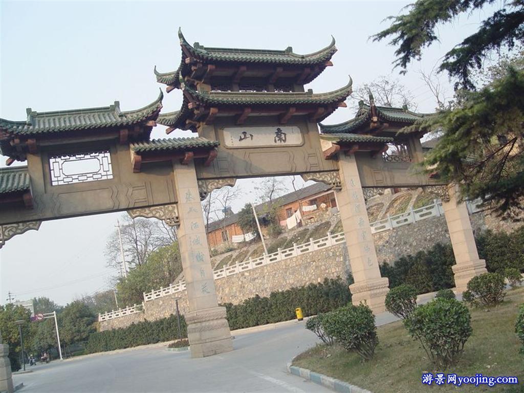 鹤林寺位于南郊磨笄山北麓,旧名竹林寺,是镇江南郊的著名古寺之一,创建于东晋元帝大兴四年,距今已有一千六百多年的历史。据载,南朝宋武帝刘裕潜龙时,游息竹林寺,黄鹤飞舞其上,即帝位后,有永初年间,改竹林寺为鹤林寺。 刘裕(365-422年),字德舆,小字寄妈,祖为彭城人,寄居京口(镇江)。幼年家贫,有贩履、种地、捕鱼为生,刘裕青年时曾在鹤林寺附近种田,常到寺中休息,刘氏故宅在城内寿邱山。刘裕做了皇帝后,故宅改建丹徒宫"。 唐朝开元、天宝年间,僧元素主持此寺,始改为禅寺,又名古竹院。唐诗人李涉曾在寺壁上题诗曰