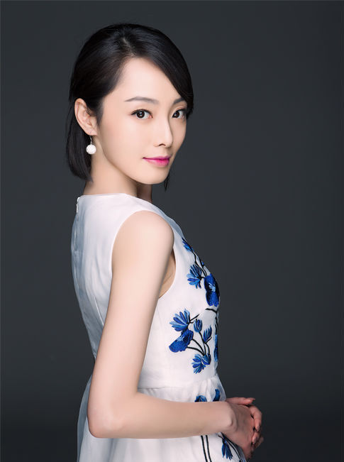 赵兆在上大学期间就凭借过硬的演技担当过多部话剧的女主角,毕业后在