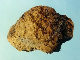 在拆修柴火灶或烧柴火时,将烧结的土块取下,用刀削去焦黑部分及杂质