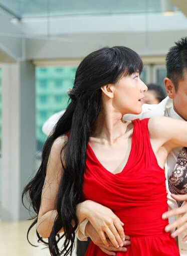 丁丁 演员:高圆圆 舞蹈学校的老师,是阿庄多年来心中一直痴恋的一位"