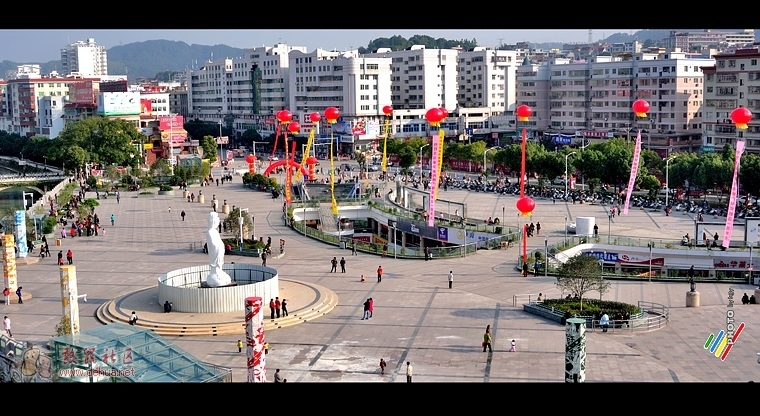 瓷都广场(建筑)瓷都广场位于福建省泉州市德化县城的中心地段,与德化