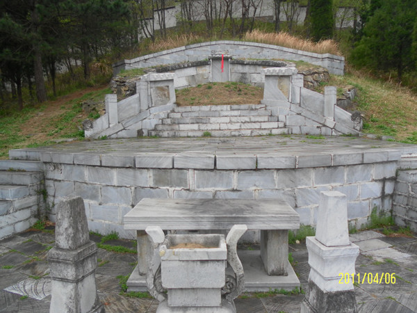 先后修复墓冢,墓地石像生,再后修复了张氏享堂,并在墓区周围砌以围墙