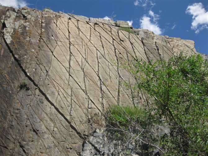 共轭节理(地质学)共轭节理:是指岩石受剪切应力破裂形成的裂隙.