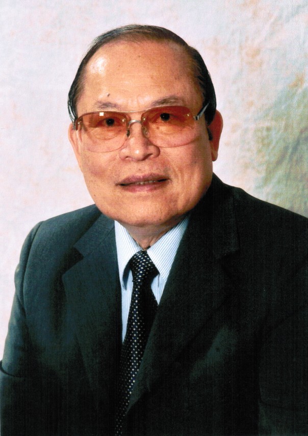 余镜海字东廷出生于香港1934年四月十日,祖籍台山县荻海镇,现今为开平