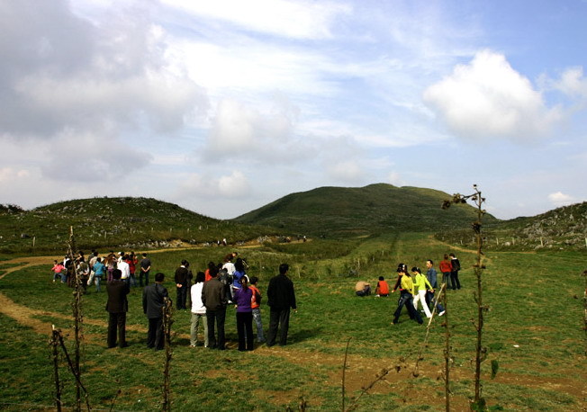 历史概况齐岳山草场面积50万多亩,被国内外专家认定为中国南方最大的