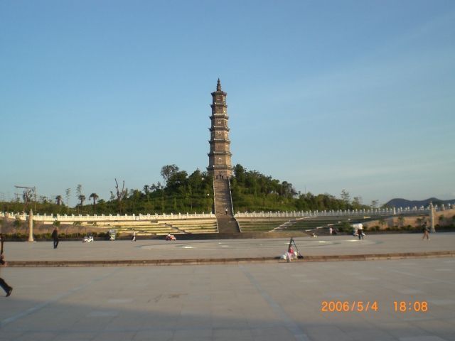 据清同治《仁化县志》载"文峰塔在城南隔河一里矮岭村,明万历四十年