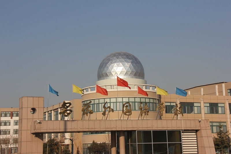 昌乐外国语学校位于山东省昌乐县县城宝通街西段,昌乐及第中学西邻