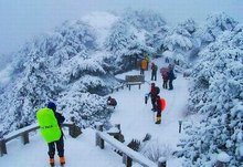 雪中黄山