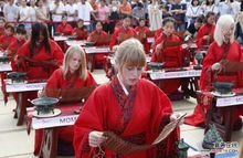 老外体验中国传统服饰 老外体验中国传统服饰