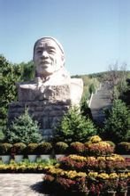 大寨村形象大使--陈永贵雕像