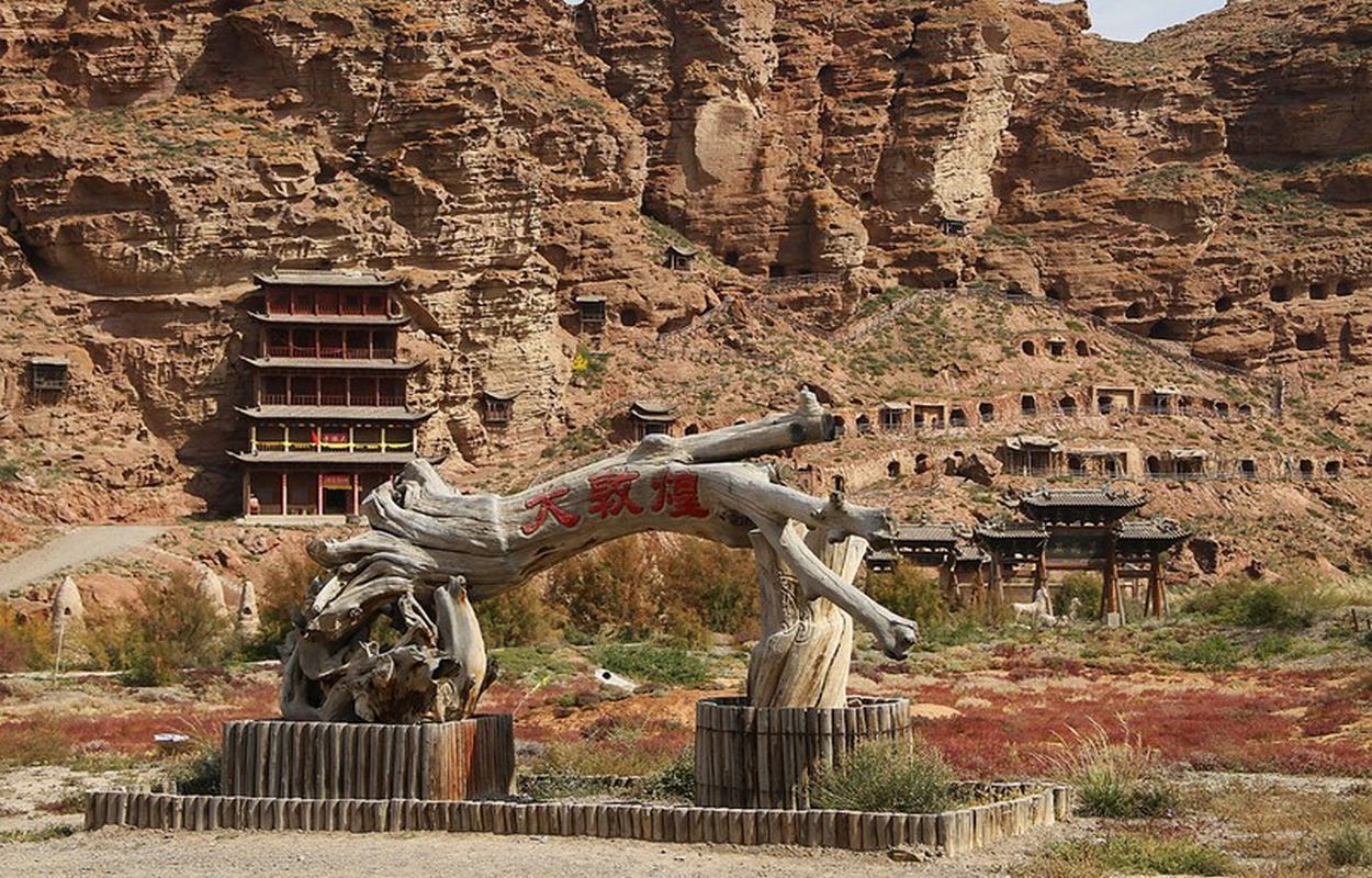 大敦煌影视城(电影)大敦煌影视城位于甘肃省景泰县东部24km,兰州和