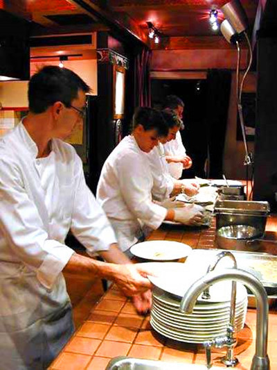 洗碗工在开餐前做好全面的卫生工作,服从领班安排,自觉遵守酒店及部门