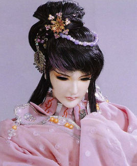 才貌双全,知书达礼的名门闺秀,外表柔弱可人,内心坚毅明理,与刀无心有