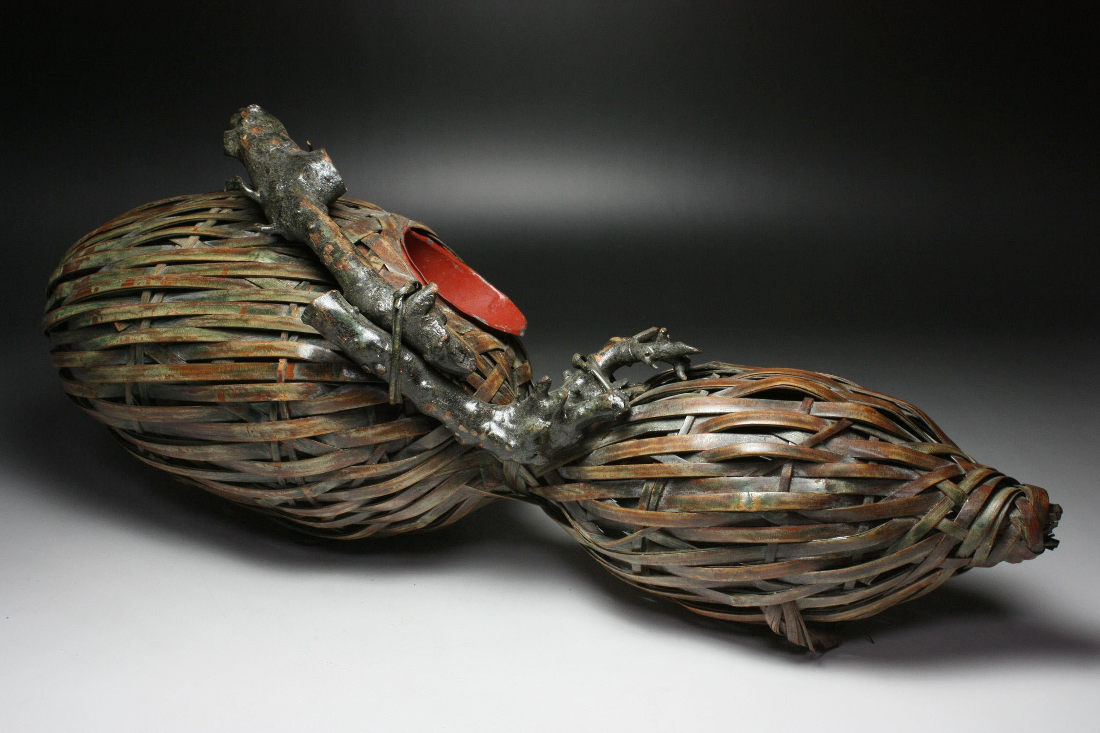 (1)古代用来盛饭食的竹器.(2)竹或苇编的小箱.(3)瓢类盛器.