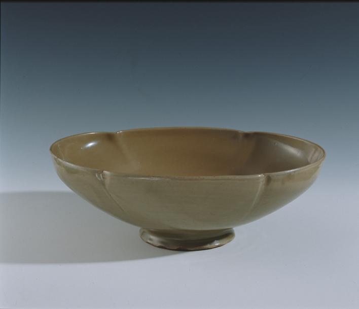 唐越窑海棠式大碗(文化遗产)唐越窑海棠式大碗为唐代的陶瓷器.高10.