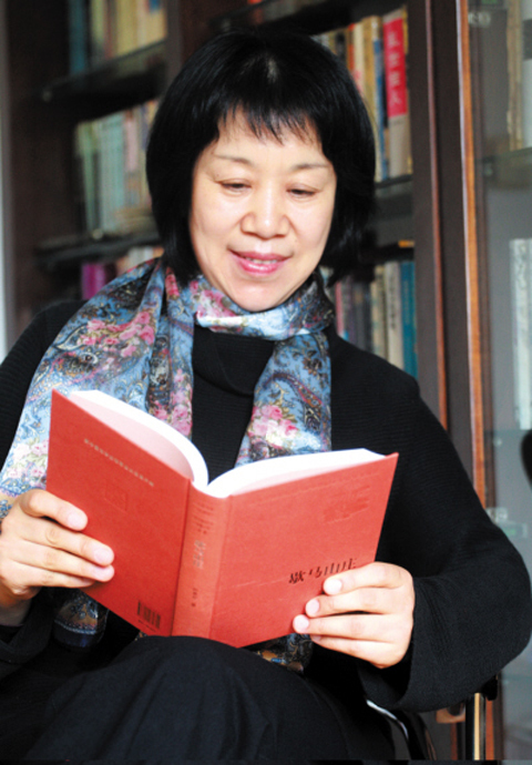 曾当过农民,工人,杂志社编辑,现为辽宁文学院专业作家.