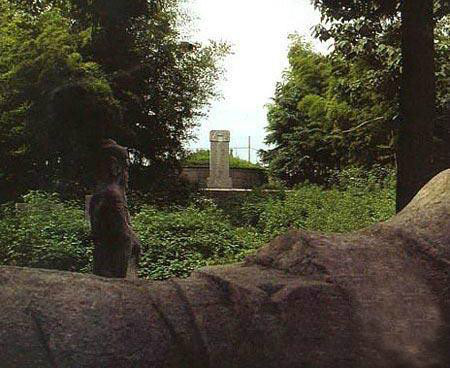 汲黯墓(其他人物相关)汲黯墓位于河南省郸城县汲冢镇十字街西500米路