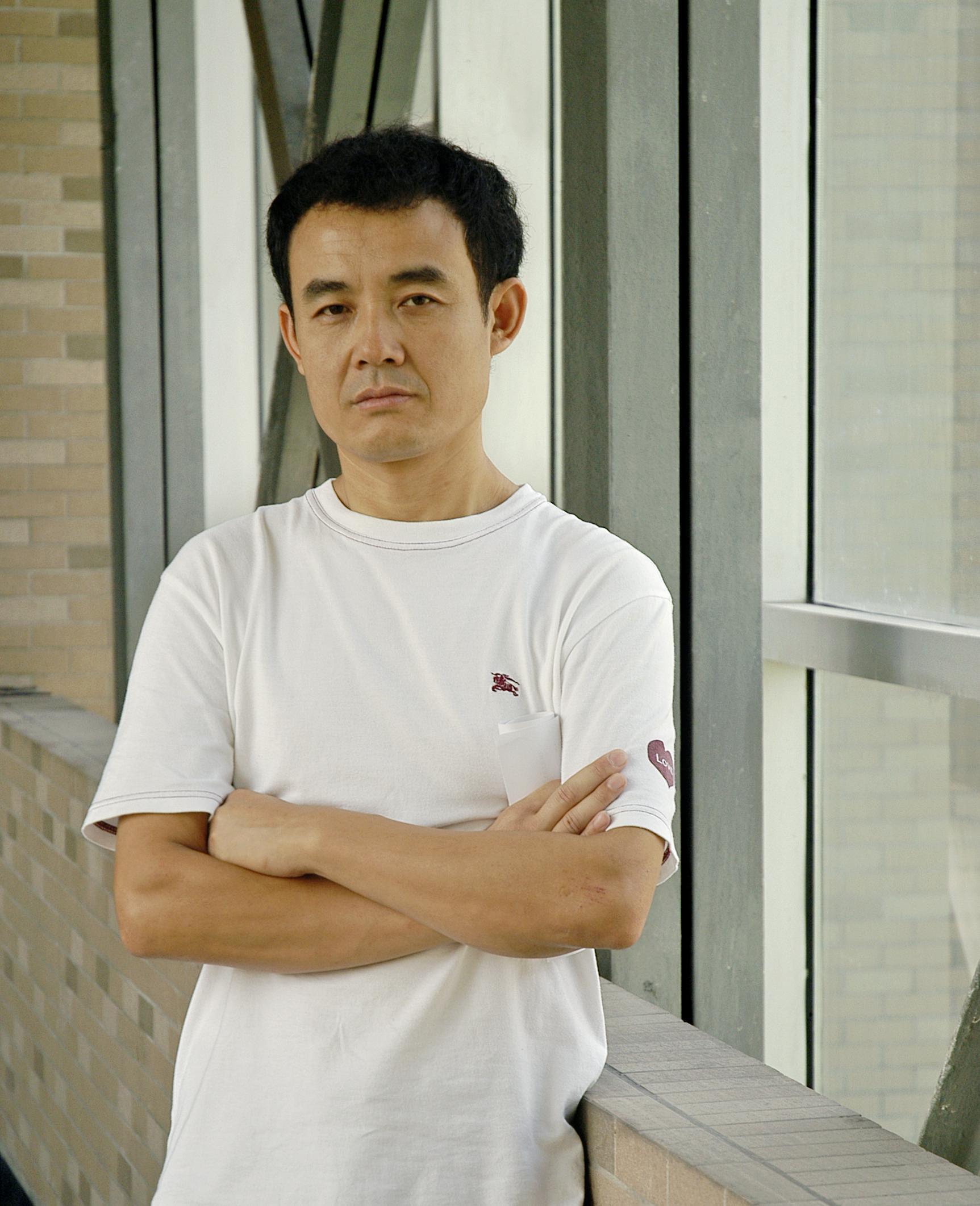 现为鲁迅美术学院副教授,硕士研究生导师,艺评网合作艺术家.