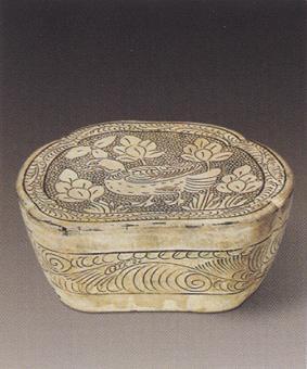 磁州窑白釉刻花瓷枕(文化遗产)磁州窑白釉刻花瓷枕是宋代磁州窑烧制的