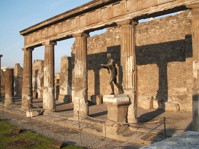 庞贝古城 古罗马城市之一 是亚平宁半岛西南角坎帕尼亚地区一座