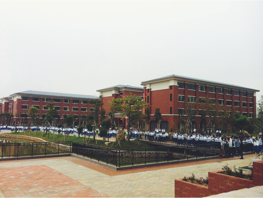 广东两阳中学(学校)广东两阳中学坐落在阳江市江城区的共青湖畔,是一