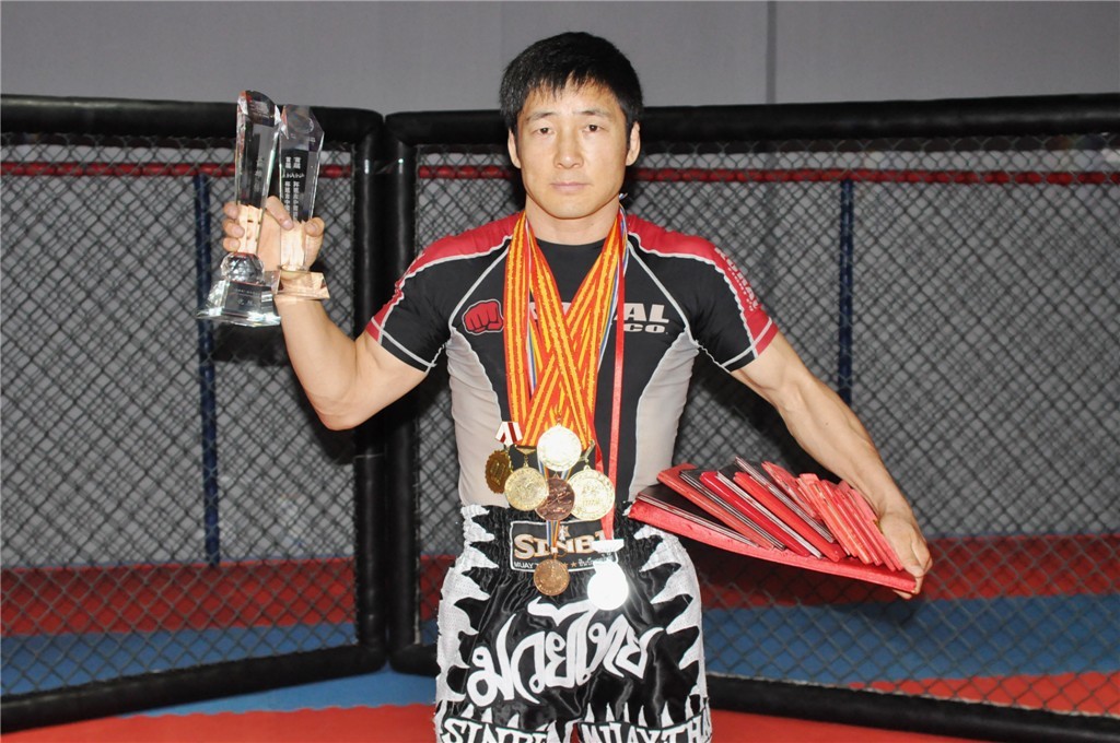 朝鲜族,毕业于黑龙江省体工队中国式摔跤专业,曾在武术学校担任拳击