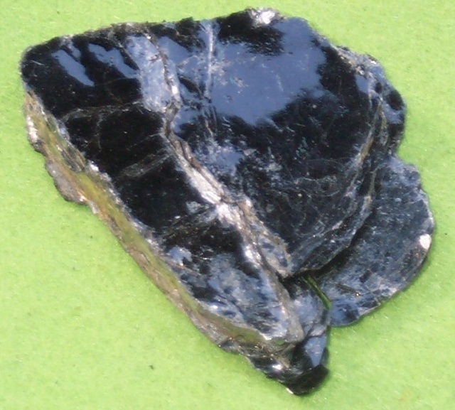 硅铜铀矿图片