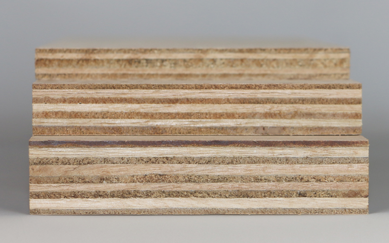 对木片进行阻燃处理后再用胶粘剂胶合而成的三层或多层的胶合板,通常