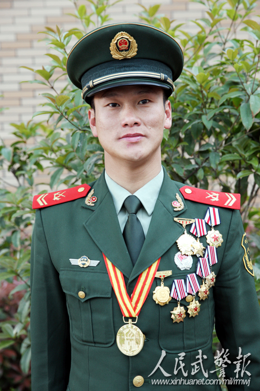 排长,上士警衔,2013年7月光荣当选第十六届中国武警十大忠诚卫士