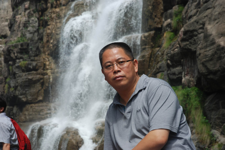 曹天(文化人物)曹天,男,生于1968年,河南省兰考县人,1989年毕业于河南