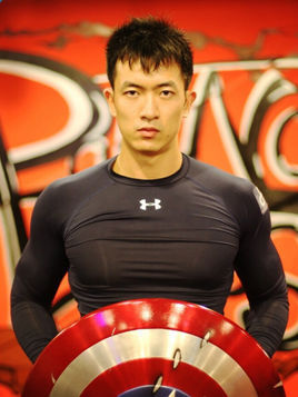 是一名健身教练,参加过《魅力先生》,《东方客》,《魅男》杂志的拍摄