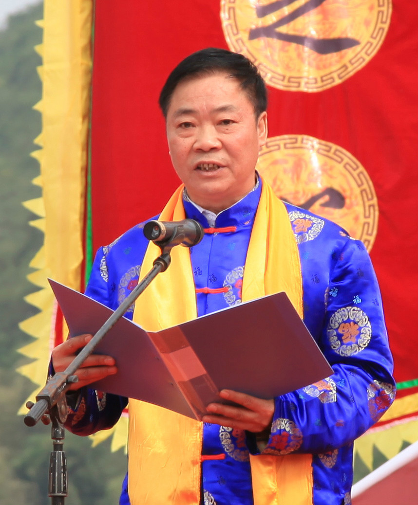 陈果(社会人物)陈果(1950-),字肇辉,贵州省仁怀市茅台镇人.