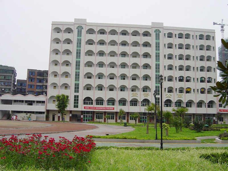 永川萱花中学(学校)重庆市永川区萱花中学始建于1991年7月,学校地处