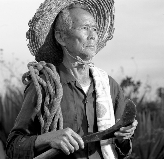 生于1926年农历五月六日,是广东雷州半岛龙门镇足荣村的一个老农民.