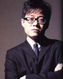 毕业于香港大学文学院中文系,词作人,与黄伟文并称香港词坛的"两个