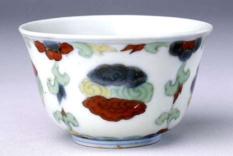 外壁通体斗彩装饰.腹部四面画团形灵芝纹,周围绘对称的花草纹.