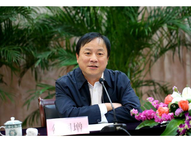 历任中共浙江省委办公厅综合处处长,中共浙江省委办公厅