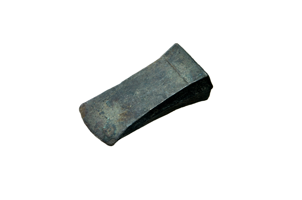 青铜锛(民俗)青铜锛是战国时期的农具,主要用于砍削木料,其制作使用可