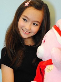 折叠 编辑本段 名片 英文名:xinel·simpson 生日:2002.01.