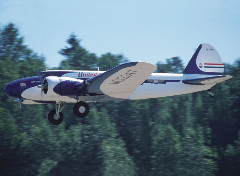 波音247飞机图片
