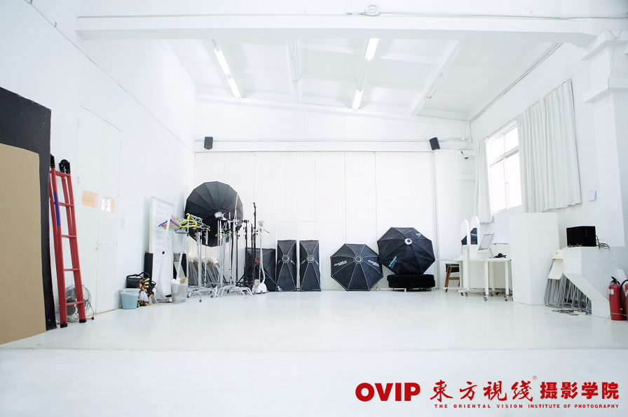 东方视线(学校)全称ovip东方视线摄影学院,简称ovip,是我国较早成立