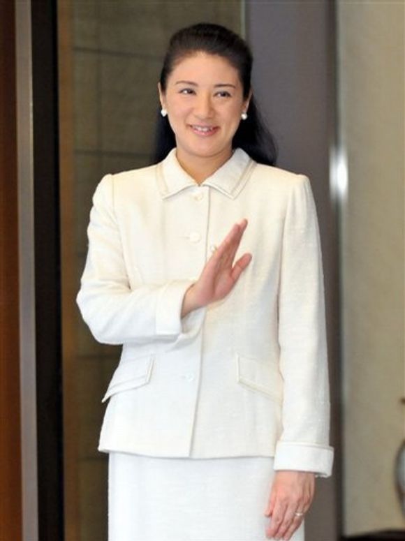 雅子出生于一个传统的外交官家庭,她性格活泼,精力充沛,爱好棒球,网球