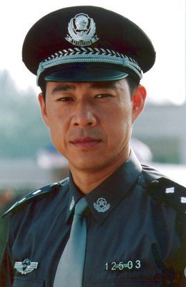 蛇年警官(电影)《蛇年警官》是由刘家成执导的作品,申军谊参加演出.