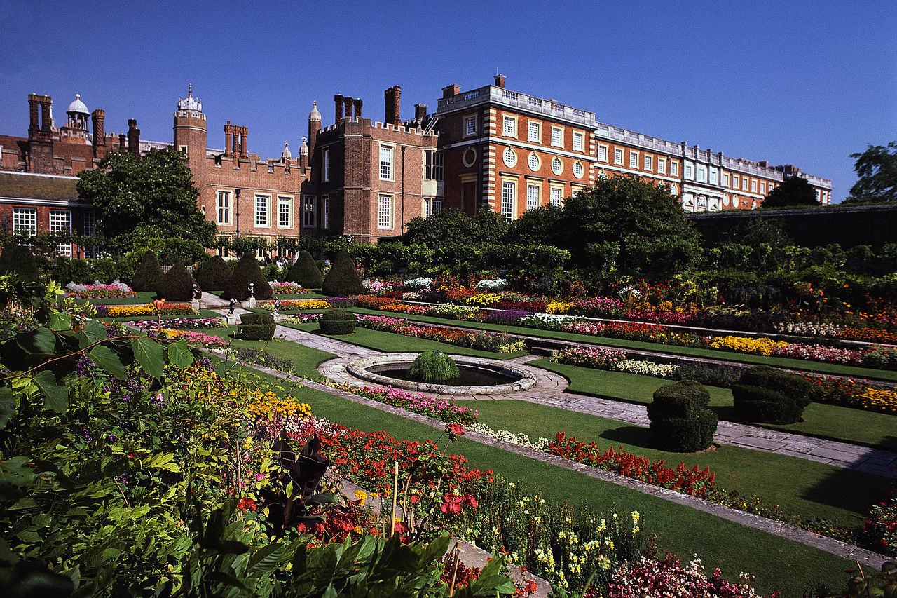 博尔顿大学(学校)英国波尔顿大学是一所立足英伦,面向国际的综合型