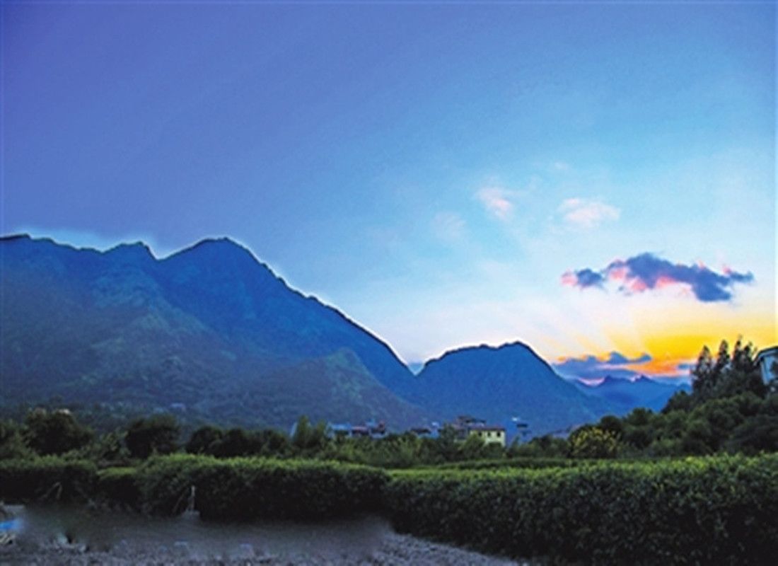 睡美人(景点)安徽霍山县向西五公里,往观美亭西北方向眺望,不远处安详