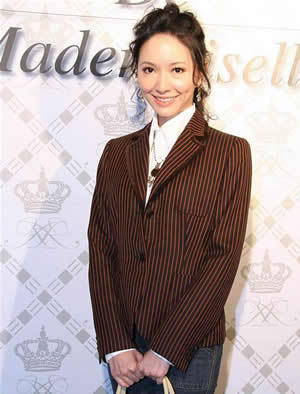 父亲是蒋孝武妻子蔡惠媚的哥哥蔡绿峰, 经营事业有成,母亲主持"红豆