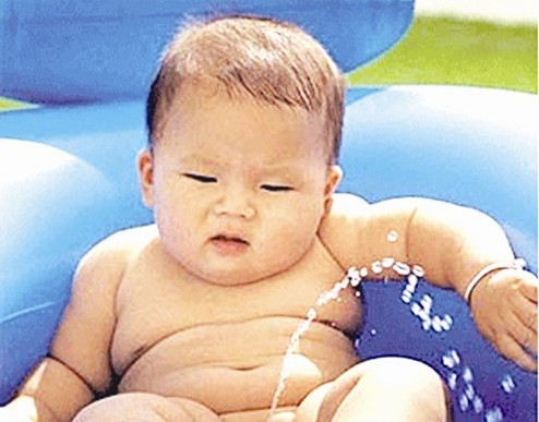 10岁以下男童的尿(分干性和湿性),满月前一天的男孩清晨的第一泡尿