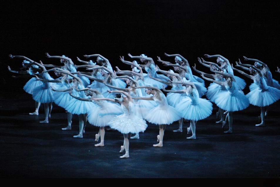 舞蹈形式之一,指人数不等的多人舞,具有丰富多彩的画面变化和舞蹈构图